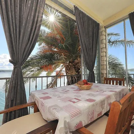 Laura, No 2 Apartamento