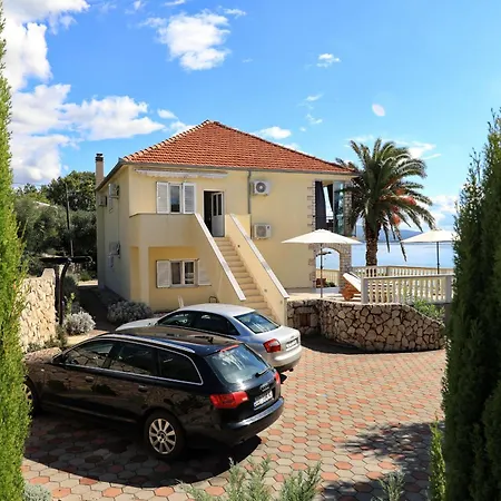 Laura, No 2 Apartman
