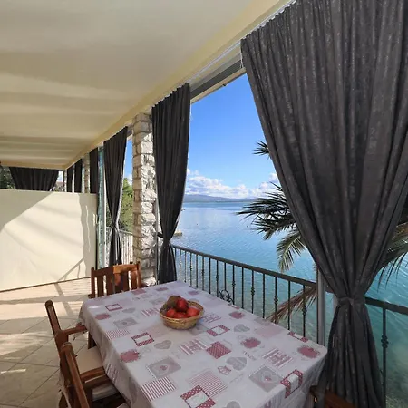 Apartman Laura, No 2 *