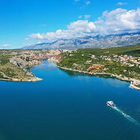 Laura, No 2 Apartment *