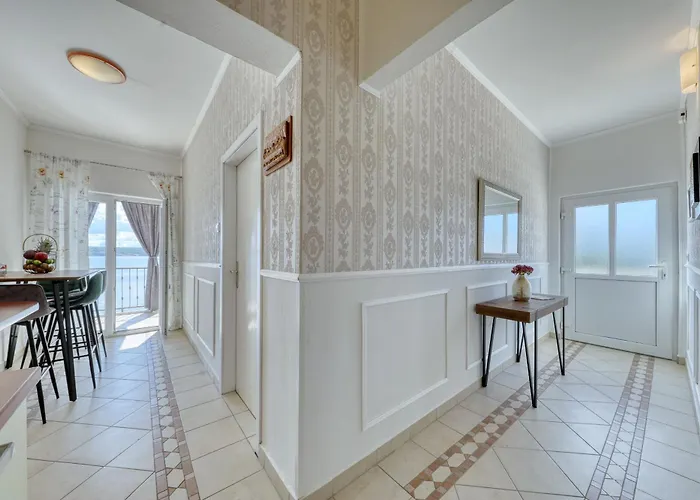 Laura, No 2 Apartment