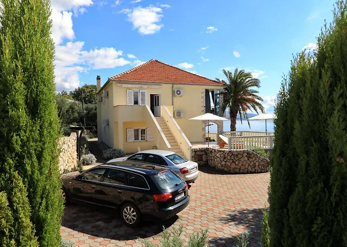 Laura, No 2 Apartment