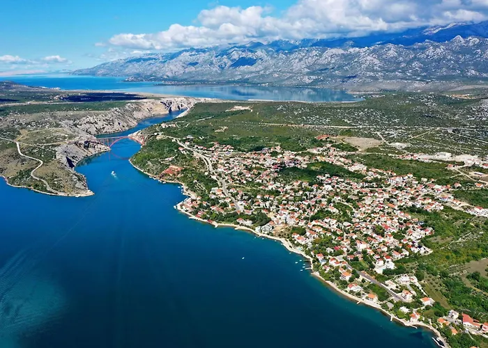 Laura, No 2 Apartment *